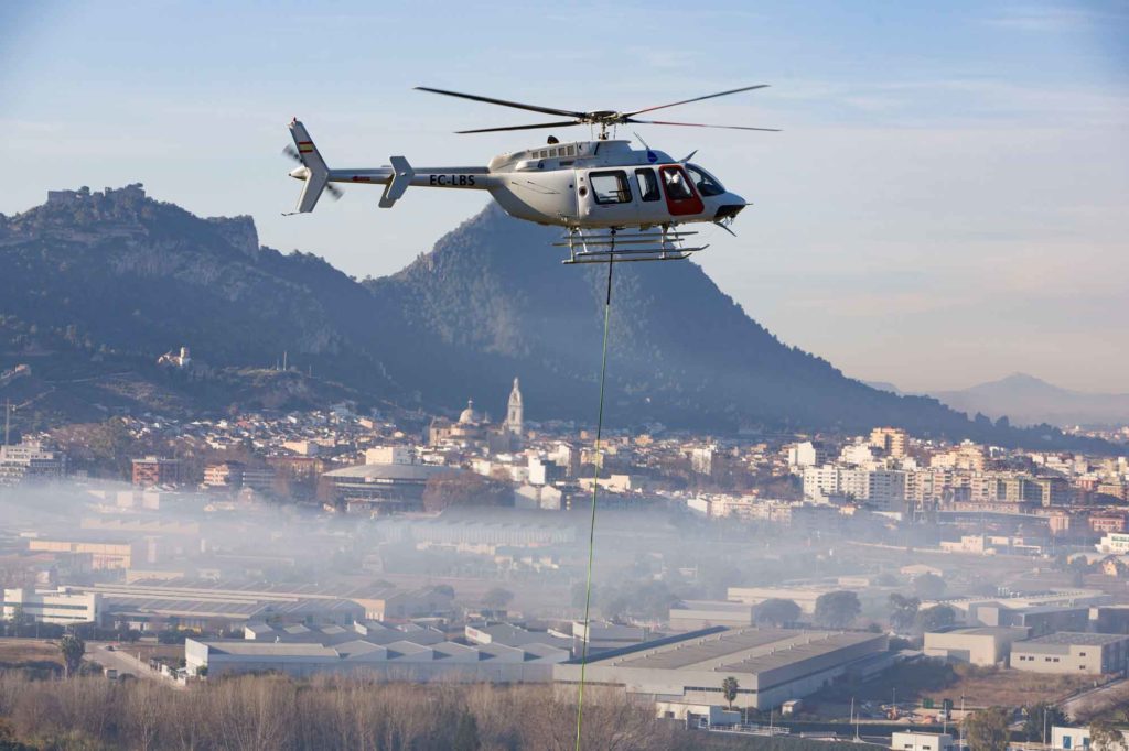 subida de  material para reformas en ermita del puig en helicoptero