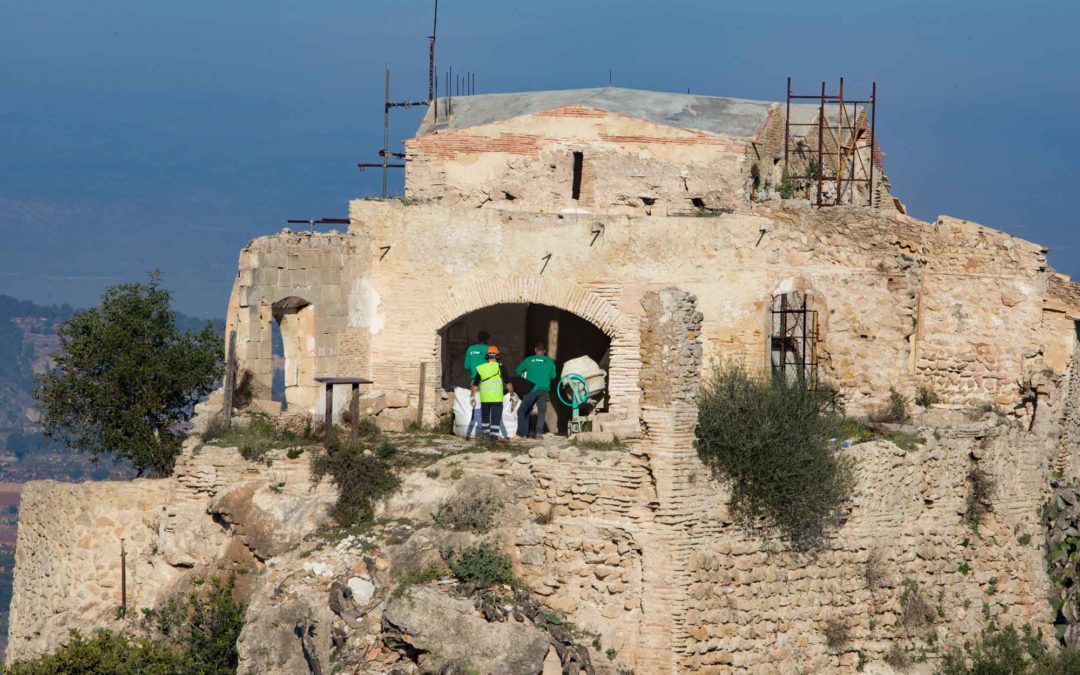 Constructora valenciana reforma ermita del puig de Xàtiva, con ayuda de un helicoptero