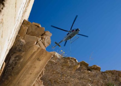 subida de material para reformas en ermita del puig en helicoptero